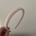 Gros plan détaillé d'un serre-tête rembourré en satin de couleur rose clair doux - Rose
