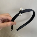 Serre-tête élégant en velours noir avec nœud décoratif et détails de perles blanches - Noir