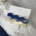 Detailansicht welliger Haarklammern aus Acetat in Klein-Blau und Creme mit Golddruck - Wellen-Stil (4#)