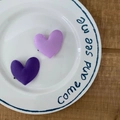 Pinces à cheveux en tissu en forme de cœur violet et lavande sur une assiette blanche - Ensemble Cœur Violet Foncé et Clair