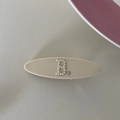 Fermaglio per capelli ovale francese con perle lettera B e strass su base crema - Bianco