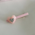 Detalle de una pinza para el pelo con corazón rosa y acento plateado en cuero sintético - Pinza Rosa Corazón Rosa