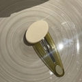 Pasador BB retro blanco crema y verde oliva con insignia vintage sobre plato de cerámica - Blanco Roto