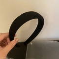 Dettaglio di una fascia nera in tessuto imbottito con spugna spessa per un look chic - Nero