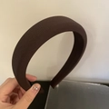 Dettaglio del cerchietto imbottito marrone caffè con trama in tessuto twill - Cachi Profondo (11# Cachi Profondo)