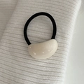 Coletero elástico minimalista con adorno de resina crema sobre tela blanca texturizada - Coletero Ovalado Blanco