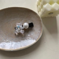 Pinza de pelo de oso rosa con una perla blanca grande y gema de corazón sobre metal - Clip de Oso Blanco
