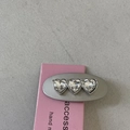 Primer plano de pasador de pelo ovalado plateado con tres brillantes diamantes de corazón - 1# Estilo Corazón Plateado