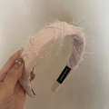 Detailansicht hellrosa Feder-Haarreif mit handgefertigtem Etikett und Webstruktur - Feder Textur Stirnband / Rosa