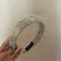 Hellgrünes Feder stirnband mit dicker Satinbasis und handgefertigtem Bastel etikett - Feder Textur Stirnband / Grün