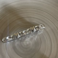 Detailansicht der silbernen Herz-Haarklammer mit glitzernden Strasssteinen und Kettenglied - Weißer Strass Silber Herz Stil