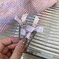 Details von cremigen rosa Schleifen-Haarspangen mit Herz-Strassstein und silbernem Metallclip - Herz Strass Schleife Stil / Rosa