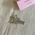 Barrette à cheveux en métal argenté en forme d'étoile style Y2K sur un tissu crème texturé - Argent