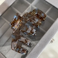 Detail der bunten Marmor-Haarklammer aus Acetat mit goldener handgemachter Aufschrift - Schildpatt Blau Acetat Haarklammer