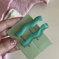 Detalle de dos pinzas para el cabello onduladas verde menta en tarjeta de cartón - Pinza Flequillo Ondas / Verde