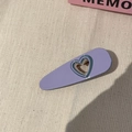 Minimalistische lila herzförmige Haarklammer mit blau-grünem Rand auf Webstoff - Blauer Clip Blaues Herz