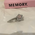 Dettaglio del fermaglio a stella con cristalli rosa e clip argentata su sfondo bianco - Clip a Becco d'Anatra Singola Stella con Strass / Rosa