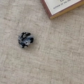 Mini acetate hair claw clip with black and white marble pattern on linen background - Black and White Texture (Arc)