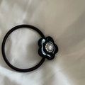 Elegante goma para el pelo negra con charm de flor, perla y borde dorado sobre seda - Estilo Flor Negra (1#黑色花朵发绳)
