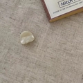 Mini acetate hair claw clip with cream marble texture on a natural linen background - Silver White Texture (Arc)