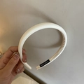 Dettaglio del cerchietto in raso bianco spesso con l'etichetta in tessuto fatta a mano - 1# Cerchietto Bianco