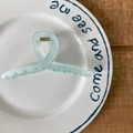Grande pince à cheveux mate bleu clair en résine sur une assiette décorative en porcelaine - 16# Cyan Croisé Pince à Cheveux