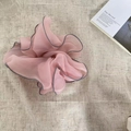 Elegante elastico scrunchie in organza rosa con bordi ondulati argento su lino - Grande / Rosa con bordo grigio