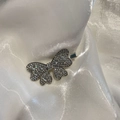 Glinsterende zilveren vlinder haarspeld met volledige strass-inleg op witte satijnen stof - Witte Strass Strik Stijl