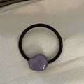 Detailaufnahme eines lila Harzanhängers an einem schwarzen hochelastischen Haargummi - Transparent Violett Unregelmäßig Rund Haarseil