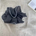 Elegante elastico scrunchie in organza nero con bordo smerlato bianco su lino - Grande / Nero con bordo bianco