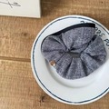 Κομψό γκρι-μπλε tweed scrunchie με χρυσό μαργαριταρένιο μενταγιόν σε πιάτο - Μαύρο Περίγραμμα Γκρι Gingham Με Χρυσό Δίσκο