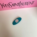 Clip de pelo ovalado azul con diseño de cara sonriente rosa en fondo decorativo - Blanco Roto (Base Azul)