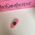 Primer plano de pinza de pelo rosa mate con carita sonriente verde en fondo suave - Verde (Base Rosa)