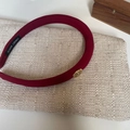 Detailansicht eines dunkelroten Stoffhaarreifens mit Handmade-Label und Goldlogo - Weinroter Blumen Haarreif / Burgunderrot