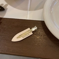 Détail d'une barrette beige sans couture avec texte RPAGA et clip bec de canard doré - Blanc Cassé