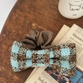 Franse blauwe geruite tweed haarstrik met bruine zijden scrunchie op houten bureau - Blauw Bruin Plaid Strik Scrunchie (5#)