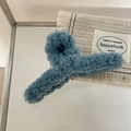 Dettaglio di un mollettone per capelli in peluche blu con morbida pelliccia - Blu