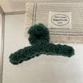Dettaglio di un fermaglio per capelli grande in peluche verde scuro su tappeto bianco - 6# Verde Scuro