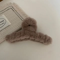 Detalle de pinza de pelo de peluche marrón con piel sintética suave para peinados de invierno - Pinza de Peluche Café