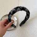 Cerchietto largo con motivo pied de poule bianco e nero in tessuto premium fatto a mano - Sfondo Nero Stile Stella Bianca