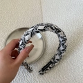Cerchietto imbottito in tweed bianco e nero classico con trama tessuta a mano - Sfondo Bianco Stile Linea Tratteggiata Nera