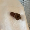 Vista dettagliata della trama floccata in velluto marrone sulla clip per capelli a fiore - Fiore Cachi Base Caffè
