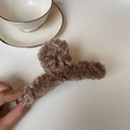 Détail d'une grande pince à cheveux en peluche marron avec texture douce en laine d'agneau - Kaki