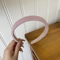 Dettaglio di un cerchietto in velluto rosa con fodera antiscivolo e spessa trama in spugna - Rosa