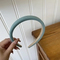 Dettaglio della trama del cerchietto spesso in velluto verde menta antiscivolo - Blu