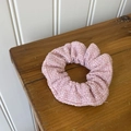 Rosafarbener Karo-Tweed-Haargummi auf Holzoberfläche für elegantes Haarstyling mit hohem Dutt - Rosa Scrunchie