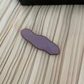 Dettaglio ravvicinato di un fermaglio per capelli ondulato in acetato lilla - Stile Onda Viola (4#)