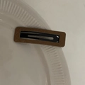 Pince à cheveux marron en similicuir avec motif à losanges sur plat blanc - Style Texture Matelassée / Jaune Gingembre Rectangle