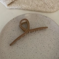 Pinza de pelo grande color café con leche y textura aterciopelada para moños elegantes - Pinza Cruzada Té con Leche