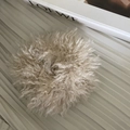 Elastico per capelli in peluche beige effetto lana su sfondo minimalista - Elastico Peloso Bianco Sporco